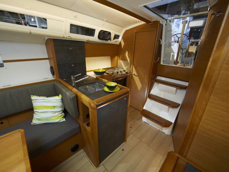 Book yachts online - sailboat - Sun Odyssey 349 - Content - rent