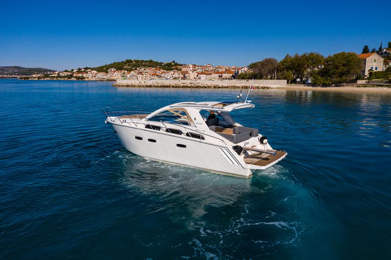 Book yachts online - motorboat - Sealine SC35 - Lara - rent