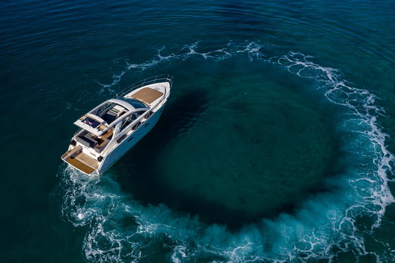 Book yachts online - motorboat - Sealine SC35 - Lara - rent