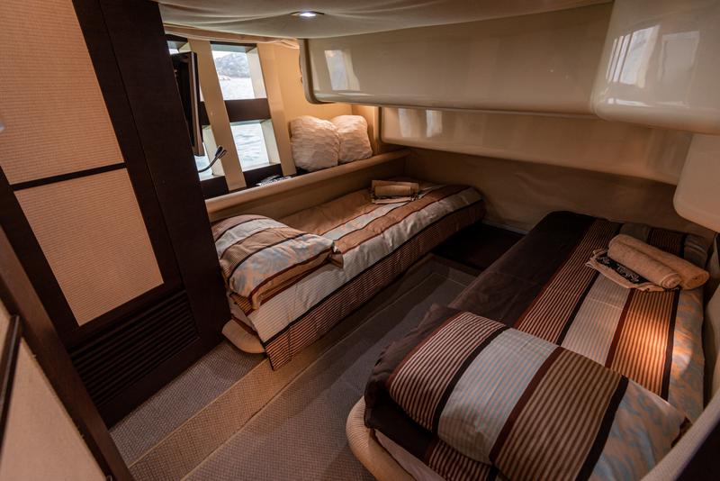 Book yachts online - motorboat - Azimut 43 - Bruna 2 - rent