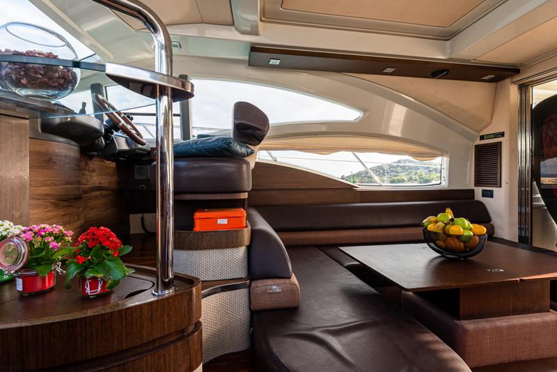 Book yachts online - motorboat - Azimut 43 - Bruna 2 - rent