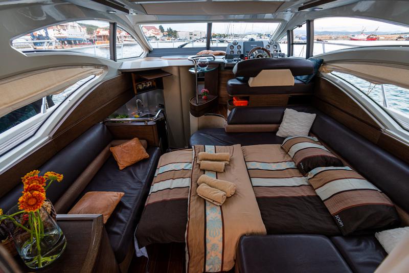 Book yachts online - motorboat - Azimut 43 - Bruna 2 - rent
