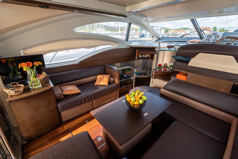 Book yachts online - motorboat - Azimut 43 - Bruna 2 - rent