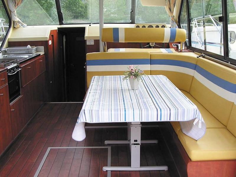 Book yachts online - motorboat - Sedan 1310 - PLOËRMEL FR - rent