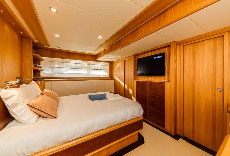 Book yachts online - motorboat - Cayman 70 - Secret Life - rent