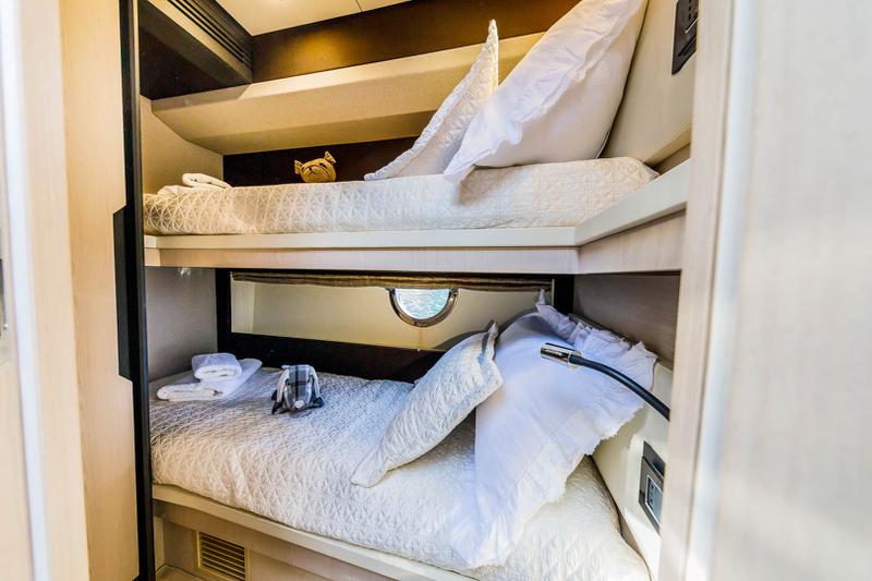 Book yachts online - motorboat - Azimut 66 - Karat II - rent