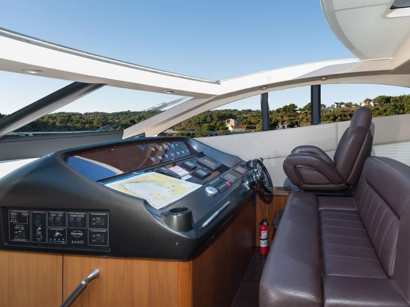 Book yachts online - motorboat - Sunseeker Predator 62 - Ena 1 - rent
