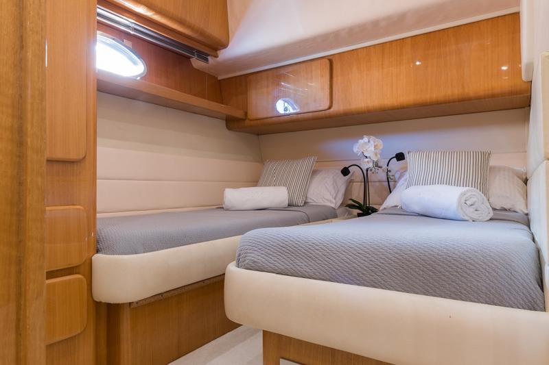 Book yachts online - motorboat - Uniesse 48 Open - M/Y ALMI - rent