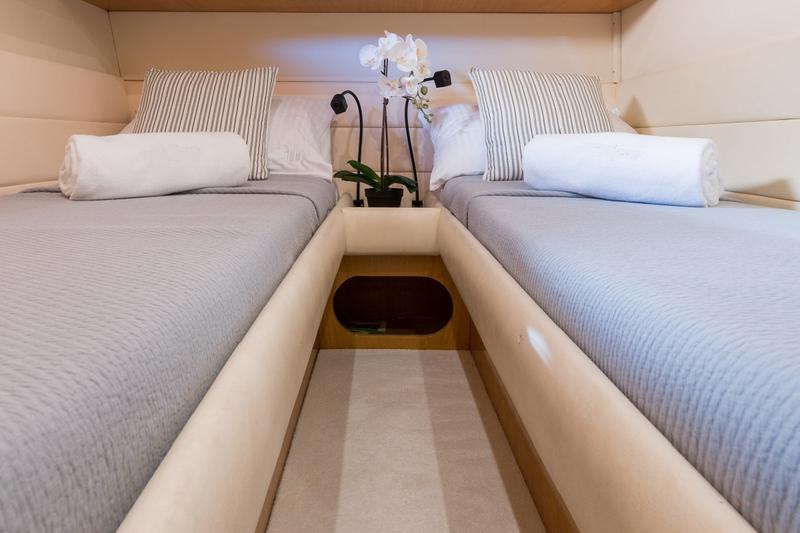 Book yachts online - motorboat - Uniesse 48 Open - M/Y ALMI - rent