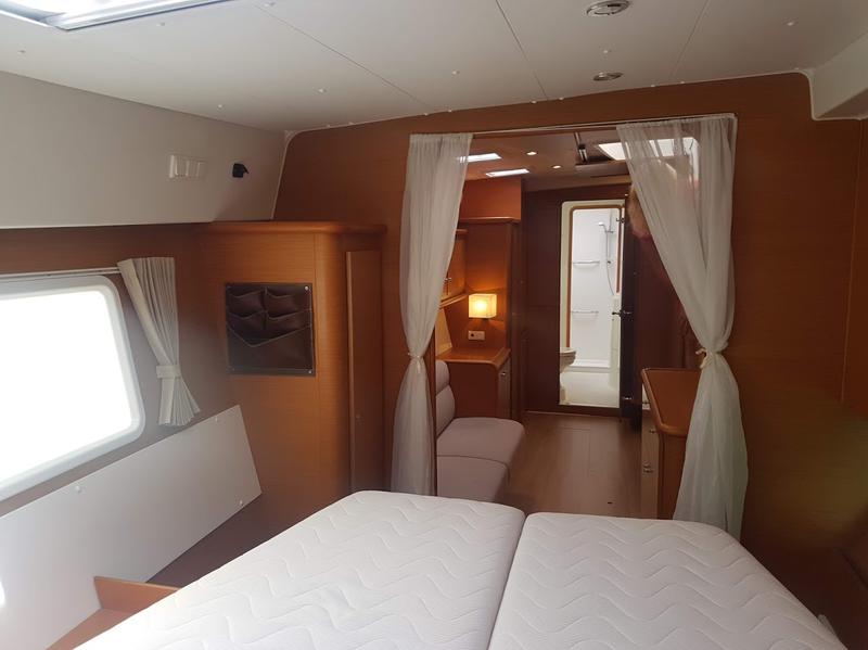 Book yachts online - catamaran - Lagoon 421 - We-Dun-It - rent