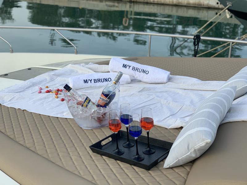 Book yachts online - motorboat - Ferretti 76' Fly - Bruno - rent