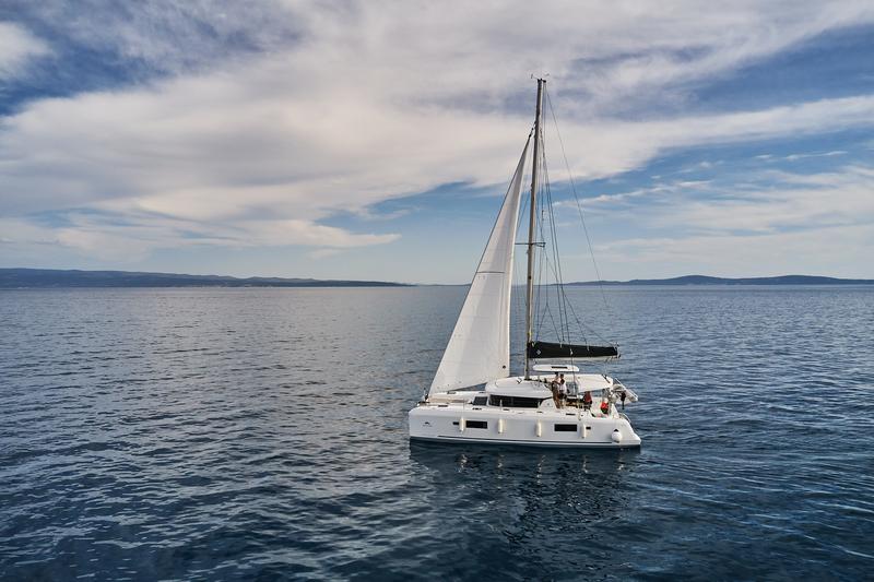 Book yachts online - catamaran - Lagoon 42 - Kingfisher - rent