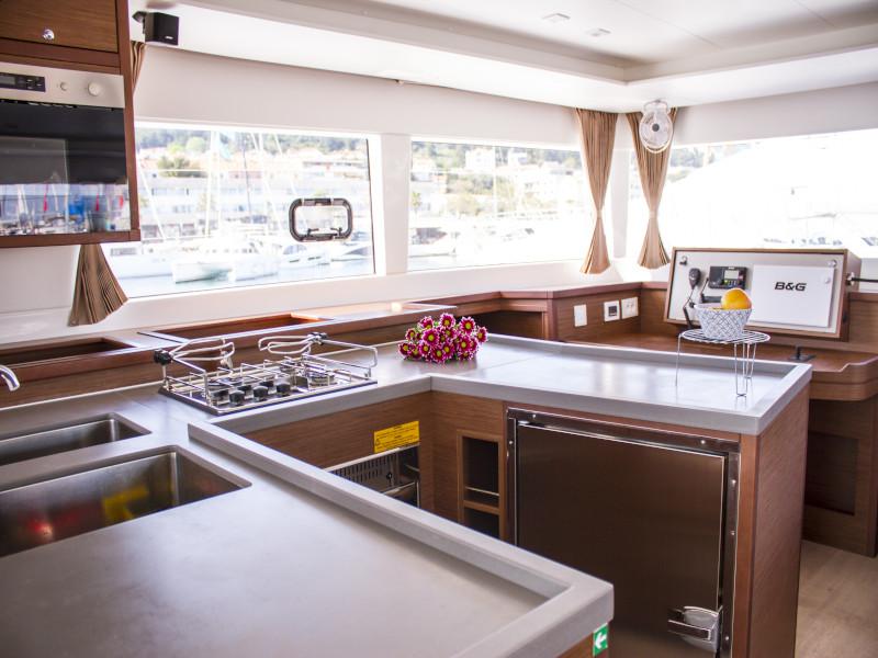 Book yachts online - catamaran - Lagoon 450  F - Dragonfly - rent