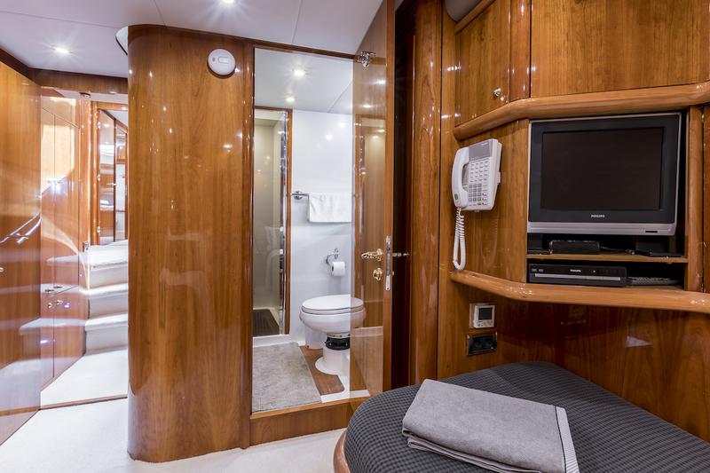 Book yachts online - motorboat - Sunseeker 84 - Skywater - rent