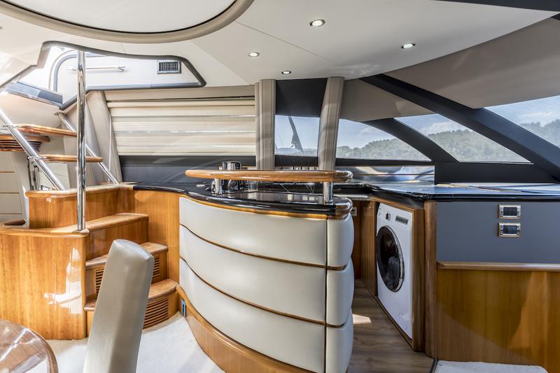 Book yachts online - motorboat - Sunseeker 84 - Skywater - rent