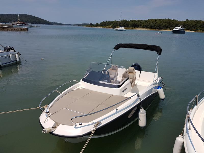 Book yachts online - motorboat - Quicksilver activ 605 sundeck - Quicksilver activ 605 sundeck - rent
