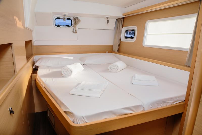 Book yachts online - catamaran - Lagoon 400 S2 - Auster - rent