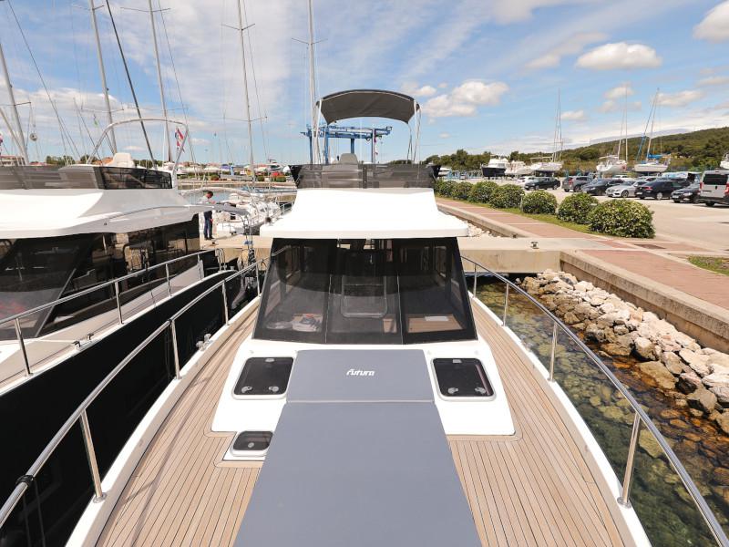 Book yachts online - motorboat - Futura 40 Grand Horizon - X COLUMBUS - rent