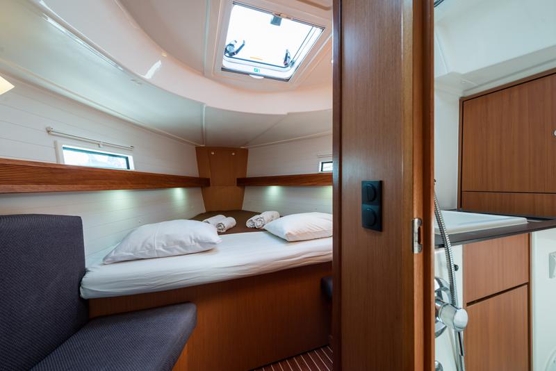 Book yachts online - sailboat - Bavaria 45 Cruiser Owner version - Bunty - Bow &amp; Teak - rent