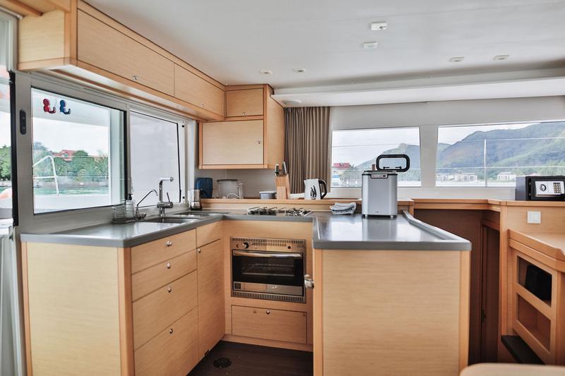 Book yachts online - catamaran - Lagoon 450  Flybridge - Butterfly BU - rent