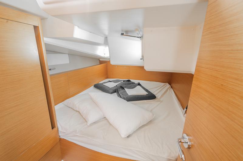 Book yachts online - sailboat - Sun Odyssey 490 (10) - ADEMARE - rent