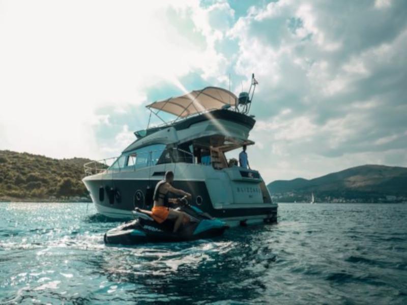 Book yachts online - motorboat - Monte Carlo 5 - Blizzard - rent