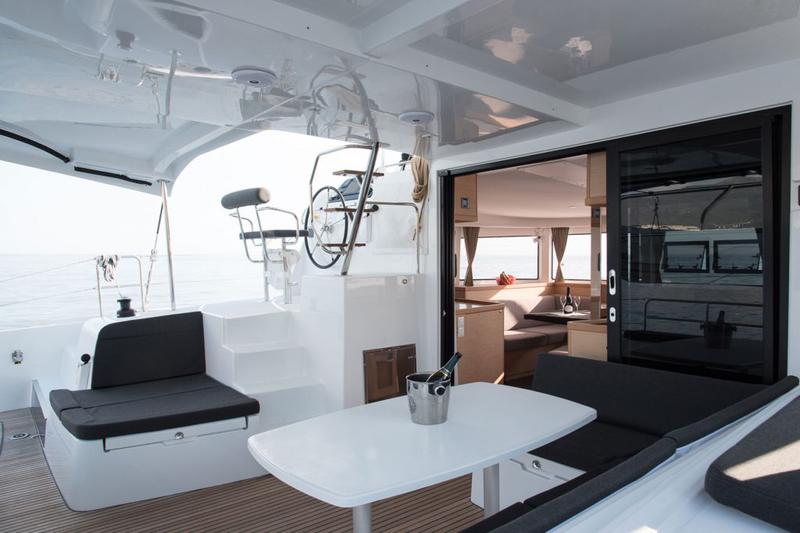 Book yachts online - catamaran - Lagoon 42 - Antares - rent