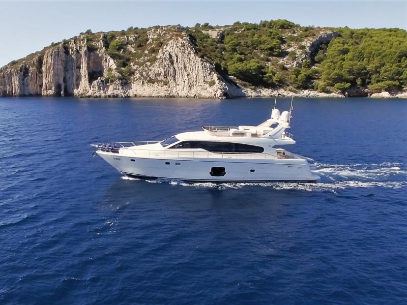 Book yachts online - motorboat - Ferretti 630 - AMY - rent
