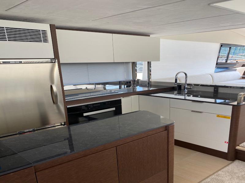 Book yachts online - motorboat - Prestige 590 Fly - The Sun - rent