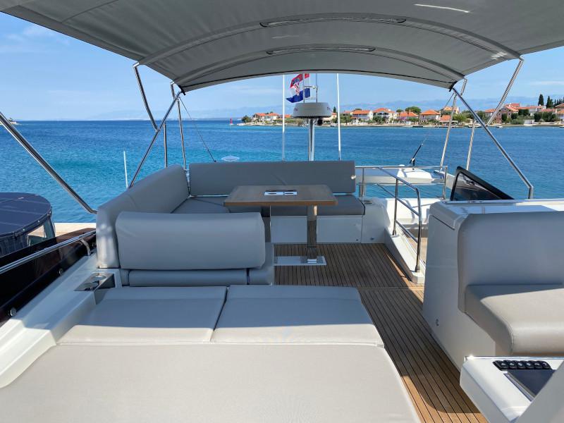 Book yachts online - motorboat - Prestige 590 Fly - The Sun - rent