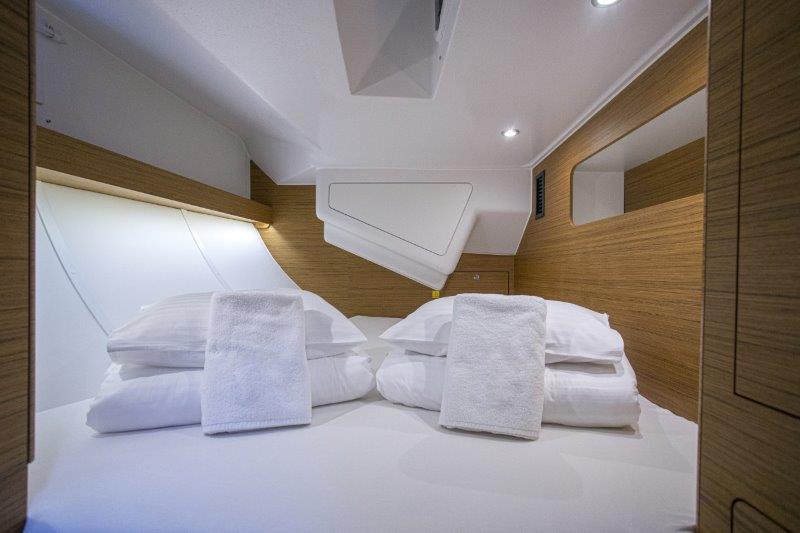 Book yachts online - sailboat - Elan 50 Impression (5+1cabins / 2+1 toilet) - FINES DE CLAIRES - AC and generator - rent