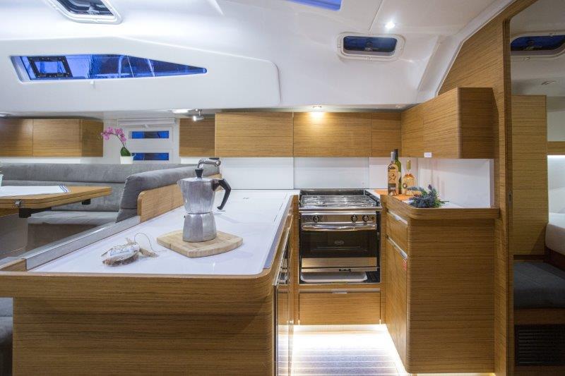 Book yachts online - sailboat - Elan 50 Impression (5+1cabins / 2+1 toilet) - FINES DE CLAIRES - AC and generator - rent