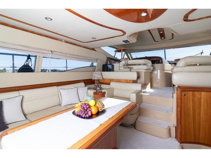 Book yachts online - motorboat - Ferretti 590 - Stina - rent