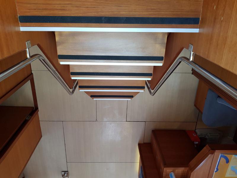 Book yachts online - sailboat - More 55 - SOLID WHITE - rent