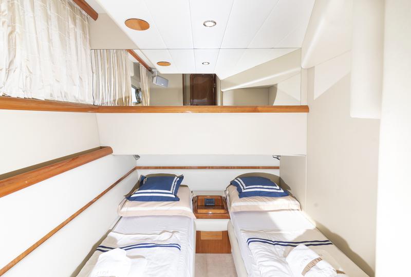 Book yachts online - motorboat - Ferretti 590 - Stina - rent