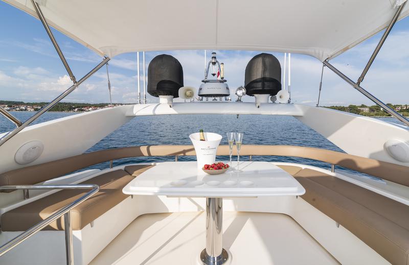 Book yachts online - motorboat - Ferretti 590 - Stina - rent