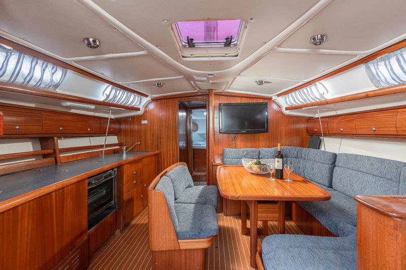Book yachts online - sailboat - Bavaria 44 - TARISA  - rent
