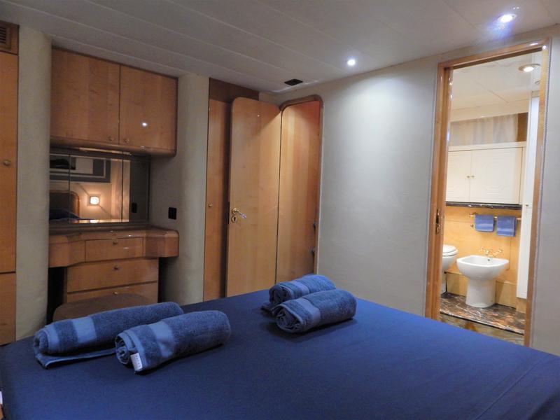 Book yachts online - motorboat - Azimut 76 - Golden Eagle - rent