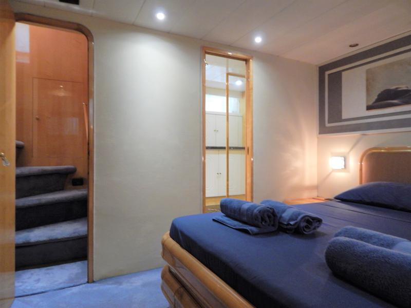 Book yachts online - motorboat - Azimut 76 - Golden Eagle - rent
