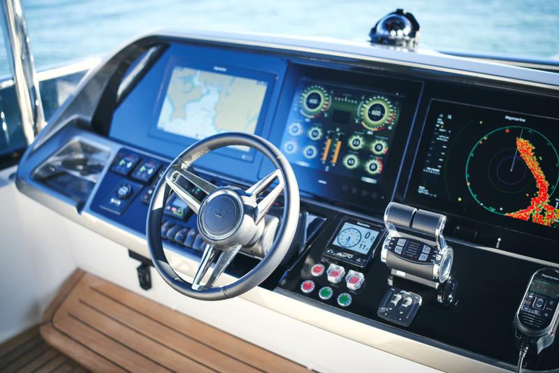 Book yachts online - motorboat - Princess Y72 - no name - rent