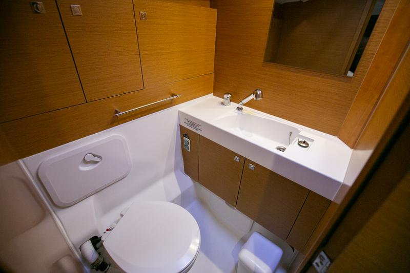 Book yachts online - sailboat - Sun Odyssey 479 - GUINNESS - rent
