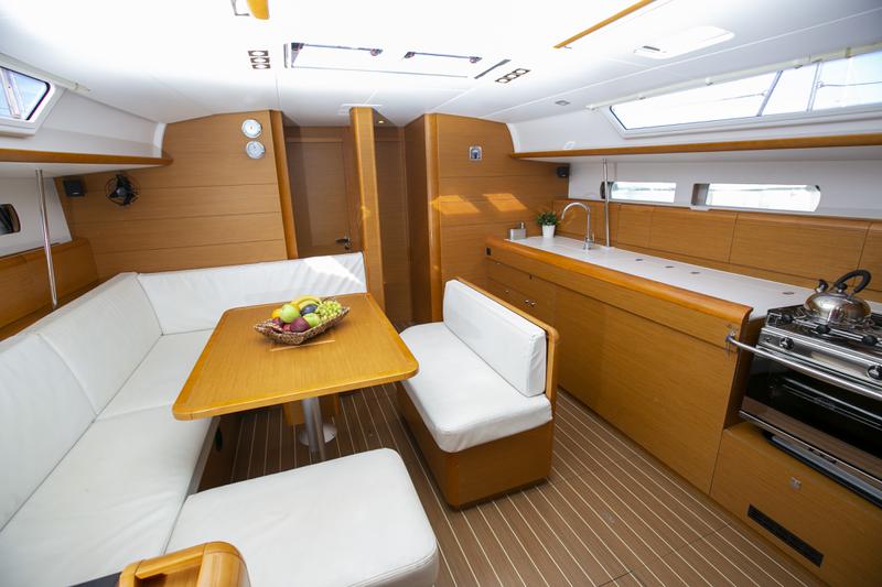 Book yachts online - sailboat - Sun Odyssey 479 - GUINNESS - rent
