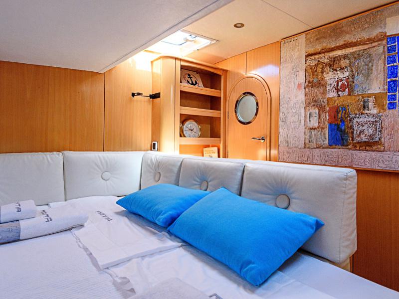 Book yachts online - catamaran - Privilege 615 - Maitia - rent