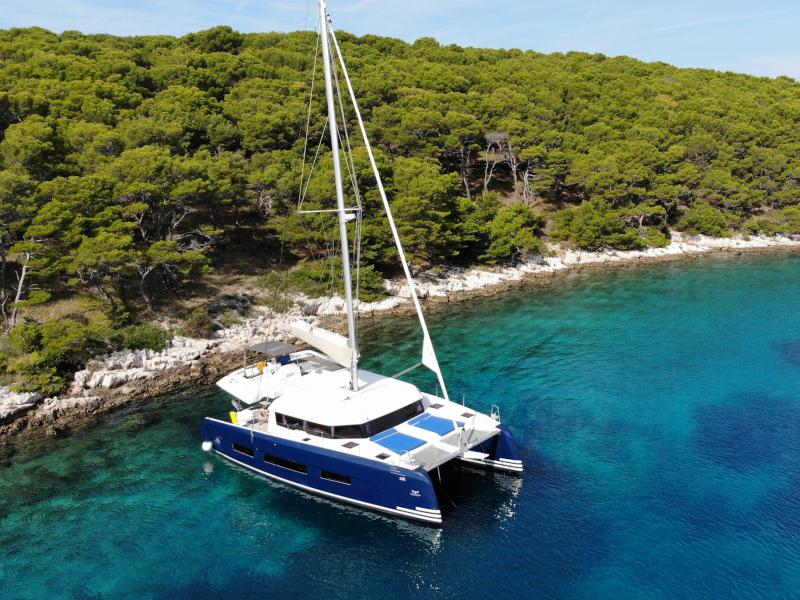 Book yachts online - catamaran - Dufour 48 Catamaran - NAMI NORI - COLOUR HULL, AC+GEN., UNDERWATER LIGHTS - rent