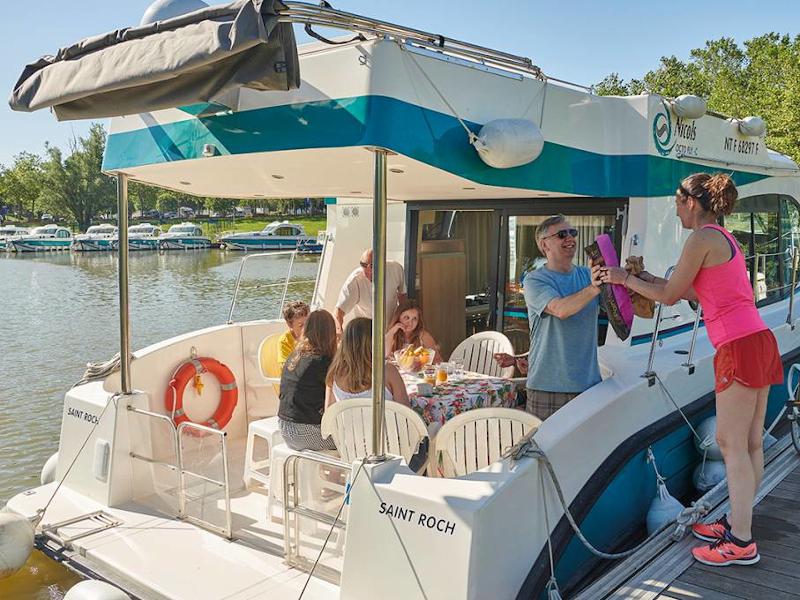 Book yachts online - motorboat - Quattro Fly C - BELLEGARDE FR - rent
