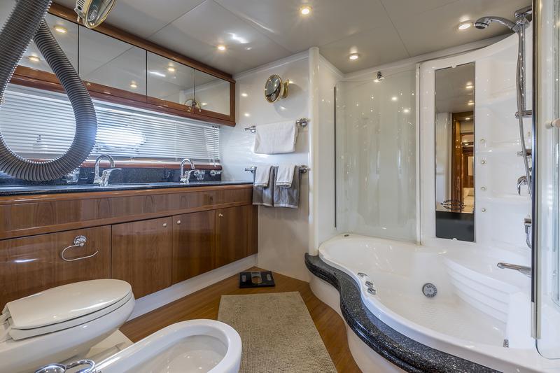 Book yachts online - motorboat - Sunseeker Manhattan 84 - SKYWATER - rent