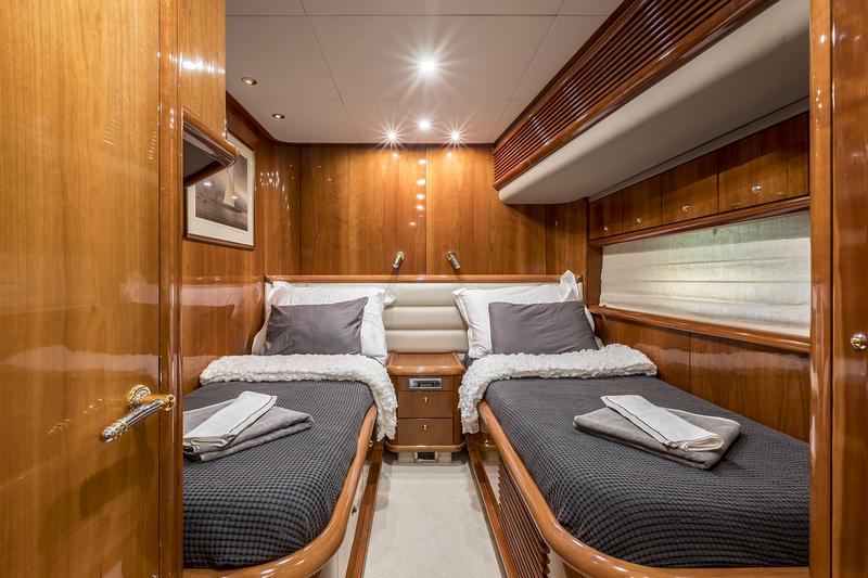 Book yachts online - motorboat - Sunseeker Manhattan 84 - SKYWATER - rent