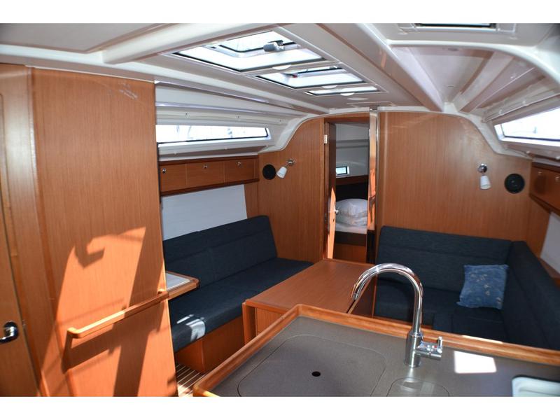 Book yachts online - sailboat - Bavaria 37 Cruiser - Hana - rent