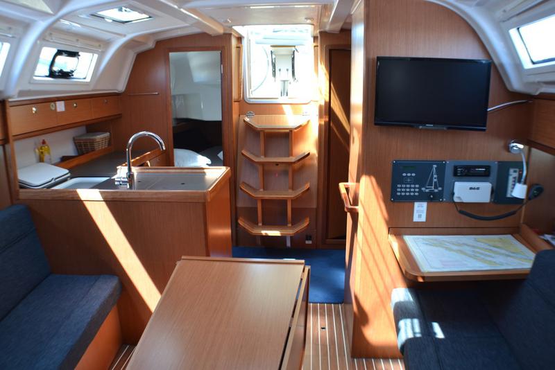 Book yachts online - sailboat - Bavaria 37 Cruiser - Hana - rent