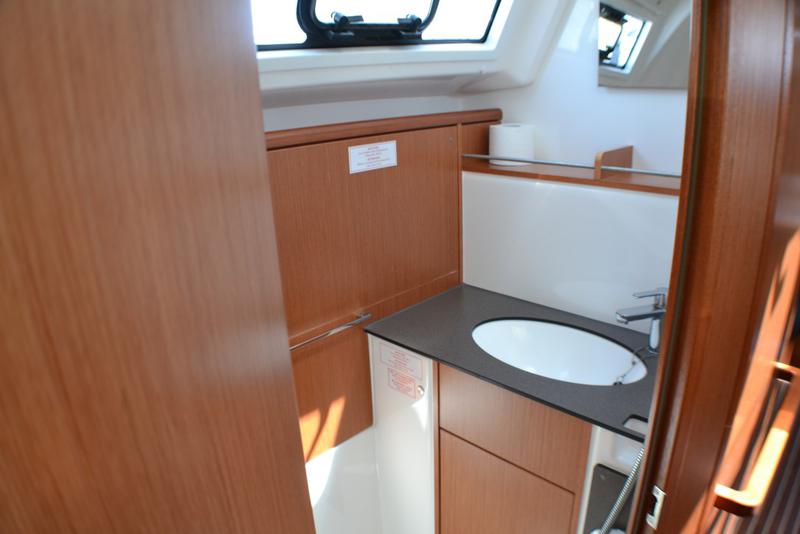 Book yachts online - sailboat - Bavaria 37 Cruiser - Hana - rent